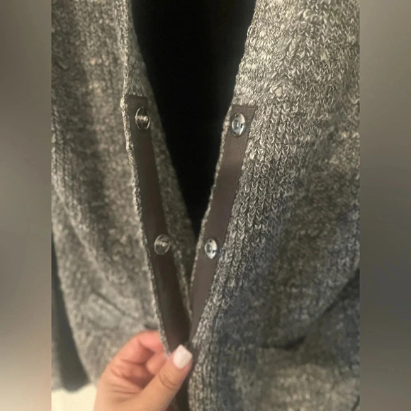 Women’s BANANA‎ REPUBLIC Woven-Back V Neck Snap Cardigan Gray Black. Size M. - Picture 8 of 11